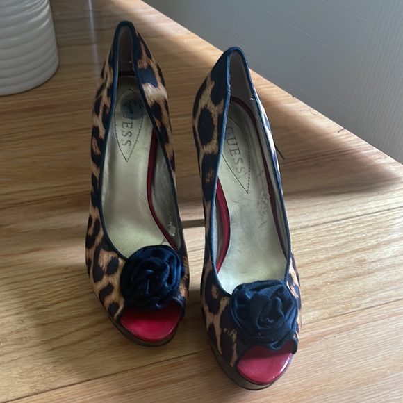 Guess platform cheetah shows size 7 1/2 - Picture 2 of 3